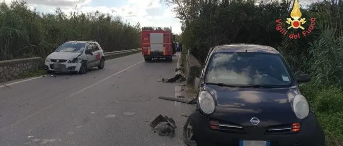 Impatto tra tre auto sulla statale 106 a Badolato: due feriti