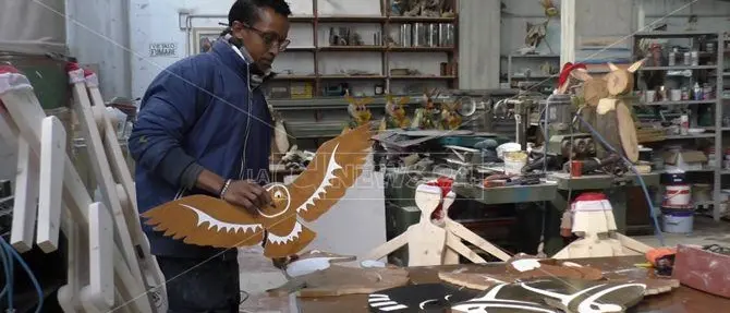 Lamezia, a decorare la città per Natale ci pensano gli immigrati