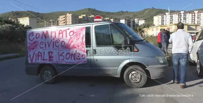 Catanzaro, sit in di protesta in viale Isonzo: «Un quartiere invivibile»