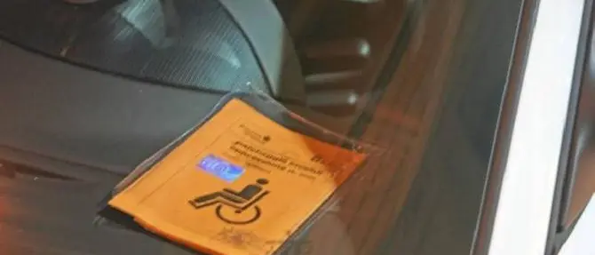 Lamezia, usava il contrassegno per disabile della moglie morta: denunciato