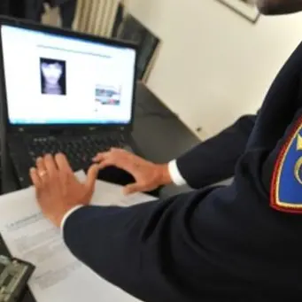 Adescava minori online e li ricattava per avere prestazioni sessuali, arrestato