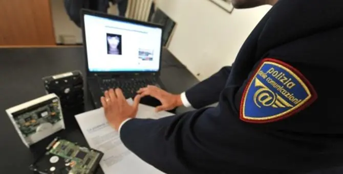 Adescava minori online e li ricattava per avere prestazioni sessuali, arrestato