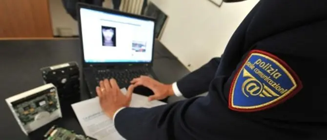 Adescava minori online e li ricattava per avere prestazioni sessuali, arrestato