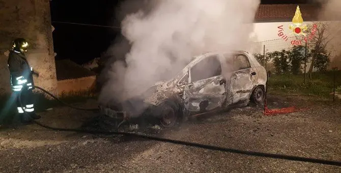 Auto in fiamme nella notte a Guardavalle Superiore