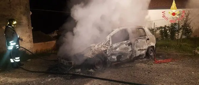 Auto in fiamme nella notte a Guardavalle Superiore