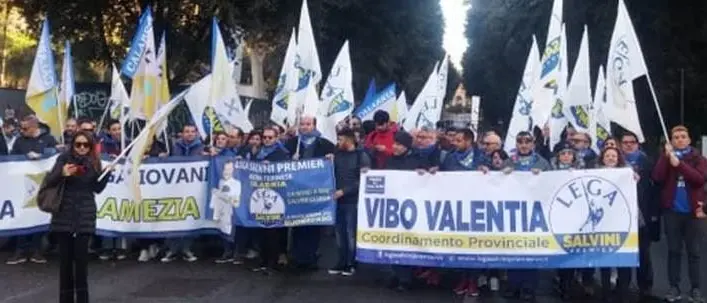Lega, Salvini fa il pieno a Roma. Oltre 700 i calabresi a piazza del Popolo