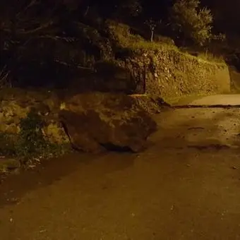 Tragedia sfiorata a Orsomarso, enorme masso finisce in strada