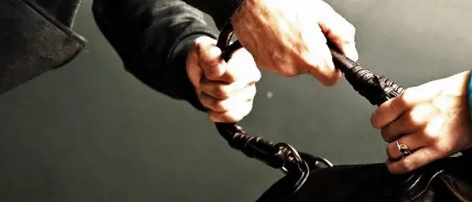 Cosenza, bloccato da un passante dopo aver scippato un'anziana