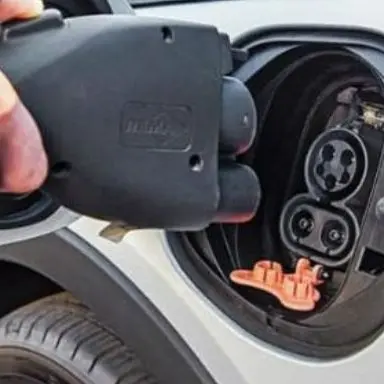 Auto elettriche, il consigliere regionale Greco: «La Calabria viaggia nel futuro»