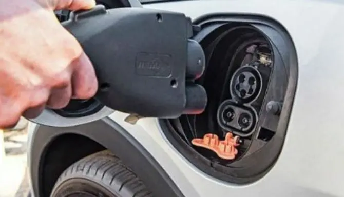 Auto elettriche, il consigliere regionale Greco: «La Calabria viaggia nel futuro»