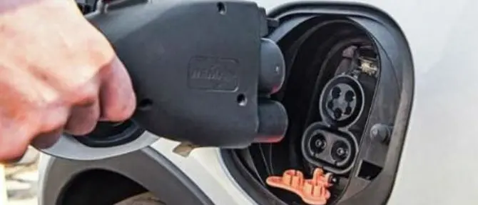 Auto elettriche, il consigliere regionale Greco: «La Calabria viaggia nel futuro»