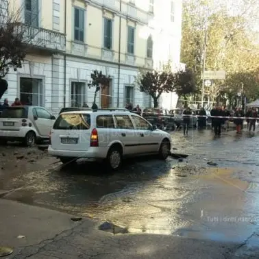 Si apre una voragine in centro a Cosenza, l’acqua invade le strade