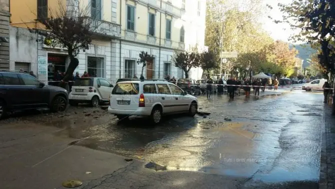 Si apre una voragine in centro a Cosenza, l’acqua invade le strade