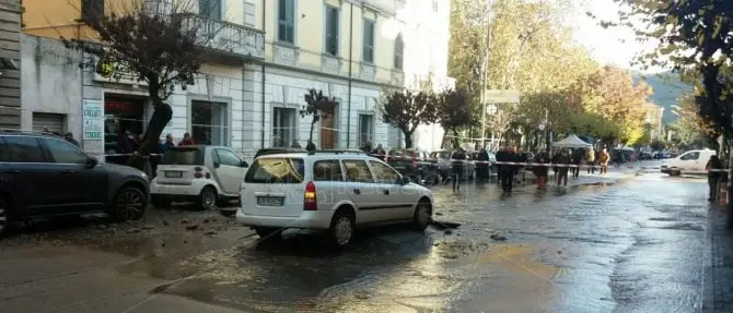 Si apre una voragine in centro a Cosenza, l’acqua invade le strade