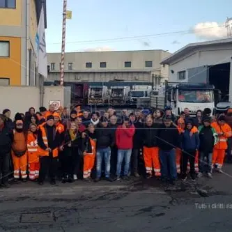 Ritardi nei pagamenti e precariato, 400 lavoratori in protesta a Reggio