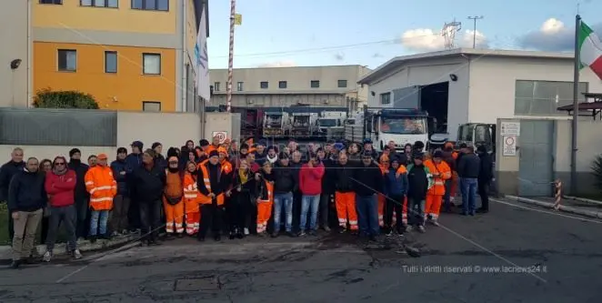 Ritardi nei pagamenti e precariato, 400 lavoratori in protesta a Reggio