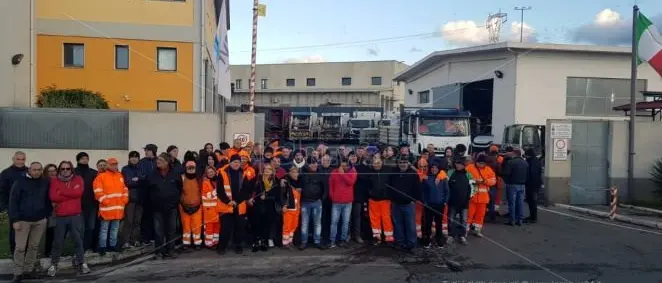 Ritardi nei pagamenti e precariato, 400 lavoratori in protesta a Reggio