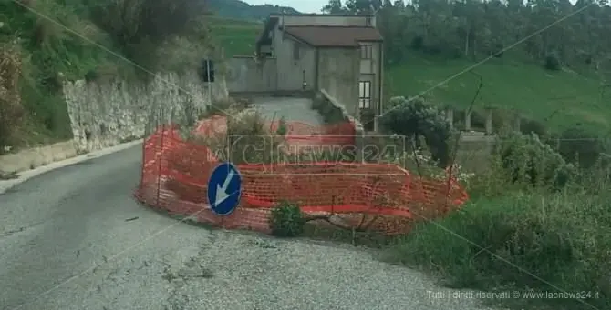 Strade che crollano e ponti pericolanti, viabilità negata nella provincia reggina