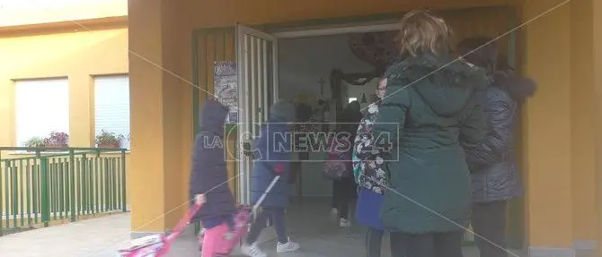 In aula con sciarpe e cappelli, a Catanzaro scuole ancora al freddo
