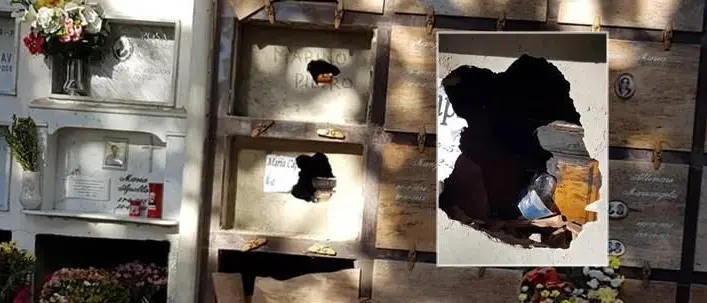 Ora se la prendono anche con i morti: bruciata la bara della madre di un consigliere comunale