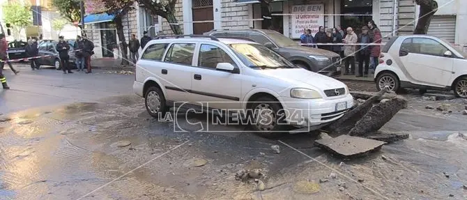 Condotta idrica esplosa a Cosenza, un testimone: «Ho cercato di fermare il traffico»