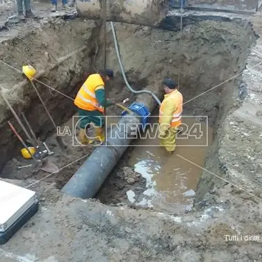 Cosenza, riparata la condotta idrica esplosa in Corso Umberto