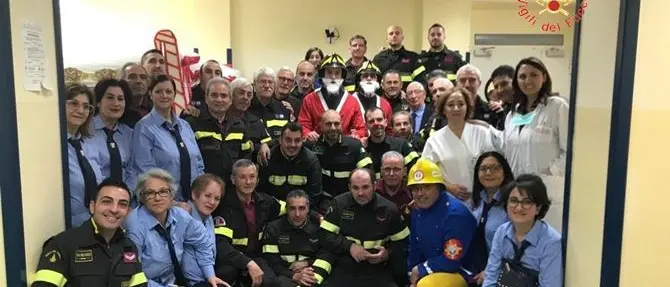 Il Babbo Natale dei pompieri all’Oncologia pediatrica di Catanzaro