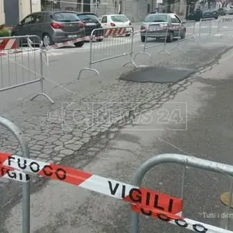Condutture idriche colabrodo a Cosenza, chiusa una strada