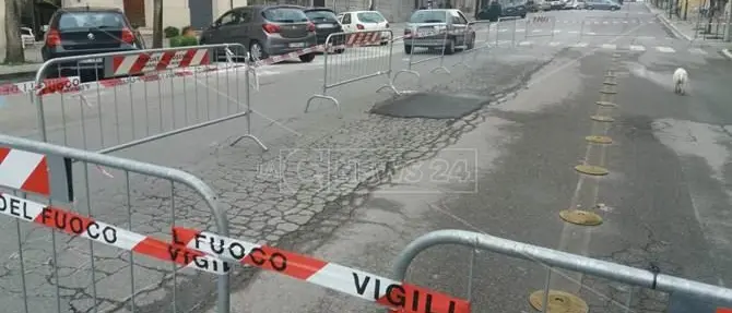 Condutture idriche colabrodo a Cosenza, chiusa una strada