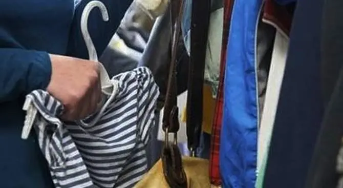 Catanzaro, scambiava i codici a barre per pagare meno: arrestato