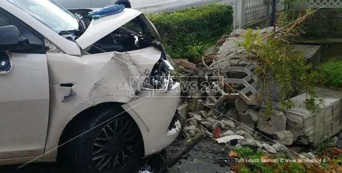 Colto da malore finisce fuori strada, incidente tra Satriano e Gagliato