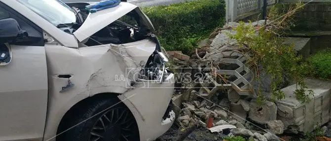 Colto da malore finisce fuori strada, incidente tra Satriano e Gagliato