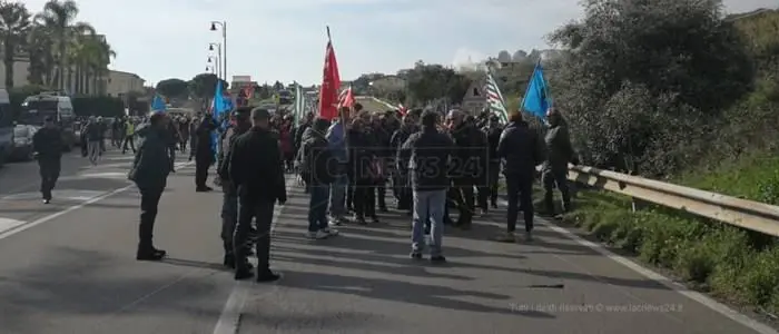 Il sindaco di Amendolara si dimette e scende in piazza con gli Lsu-Lpu