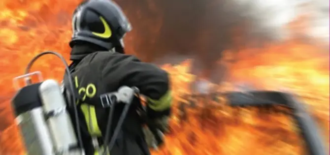 Incendio in un'abitazione di Taverna, ingenti danni