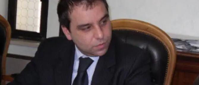 Rende, il Comune mette una pezza al Tar che censura Infantino. Ma è peggio del buco