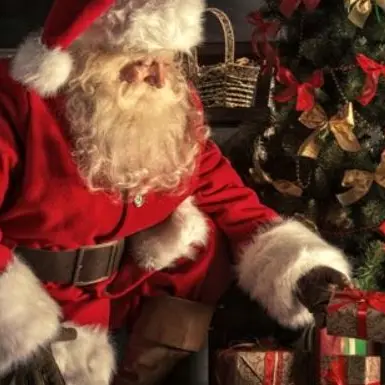 Paese che vai, usanze che trovi. A Natale chi porta i regali ai bimbi buoni?