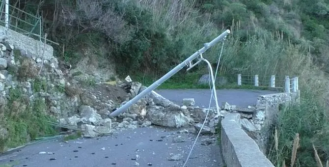 Palmi, frana il monte Sant'Elia: isolato il borgo della Marinella