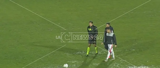 Quattro gocce di pioggia e gara rinviata: nuova farsa al San Vito