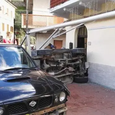 Auto sfonda la vetrina di un bar a Pazzano, feriti i ragazzi a bordo