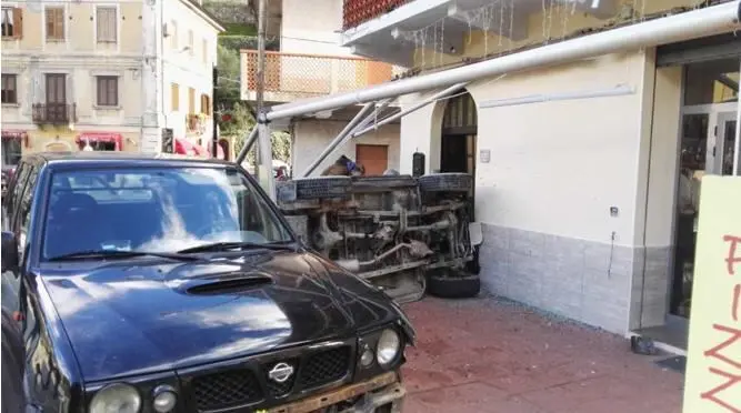 Auto sfonda la vetrina di un bar a Pazzano, feriti i ragazzi a bordo