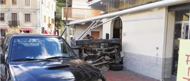 Auto sfonda la vetrina di un bar a Pazzano, feriti i ragazzi a bordo