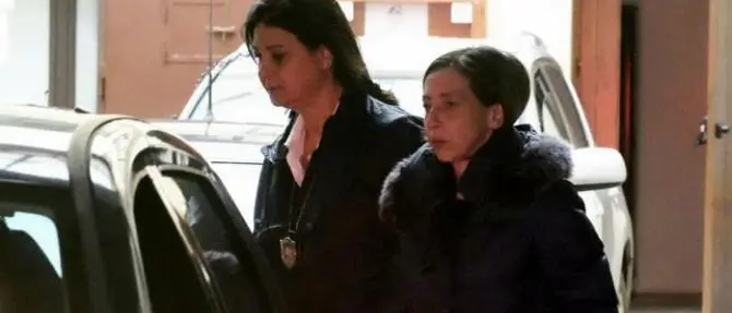 Stanca dei litigi uccide il marito mentre dorme aiutata dai figli