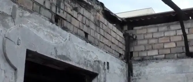 «Amianto dappertutto, è una vergogna»: rabbia per la demolizione del Posidonia