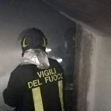 Scoppia un incendio nello scantinato di un condominio, attimi di paura a Crotone
