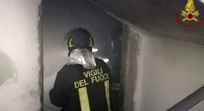 Scoppia un incendio nello scantinato di un condominio, attimi di paura a Crotone