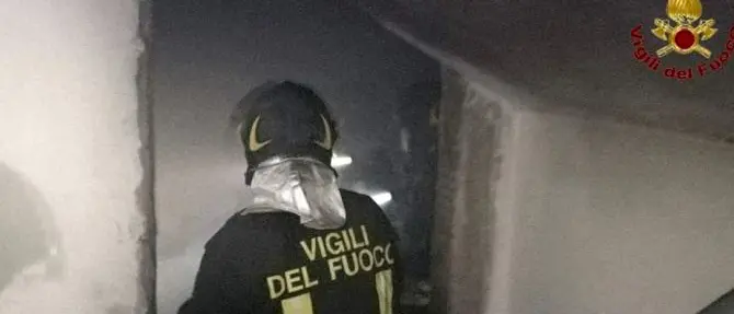 Scoppia un incendio nello scantinato di un condominio, attimi di paura a Crotone
