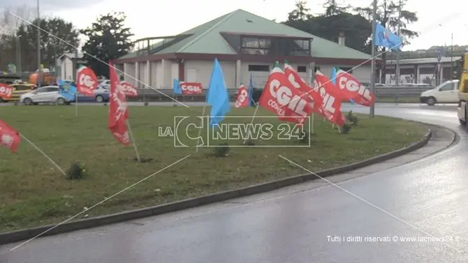 Lsu-Lpu, non si arresta la protesta: bloccata l'autostrada del Mediterraneo