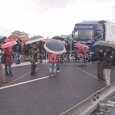 Lsu-Lpu, la rabbia dei precari invade l'autostrada: traffico in tilt