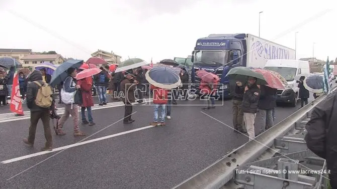 Lsu-Lpu, la rabbia dei precari invade l'autostrada: traffico in tilt