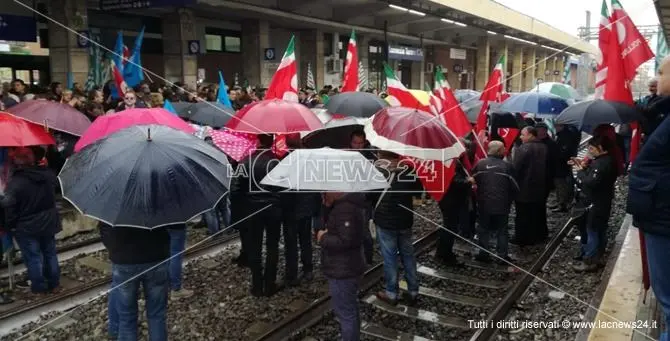 Reggio-Rosarno, tratta ferroviaria bloccata per gli Lsu-Lpu in protesta